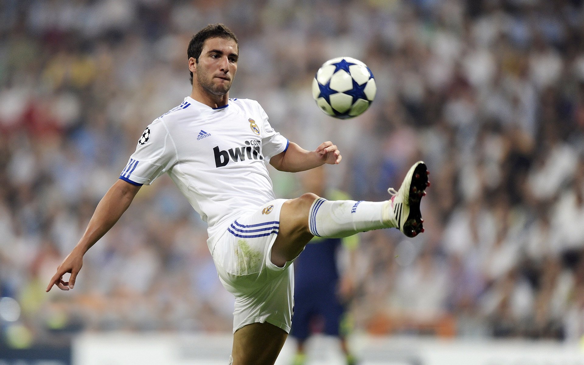 开云官网-詹姆斯连续三场神勇得分,公牛防线频频告急,引发球迷热议